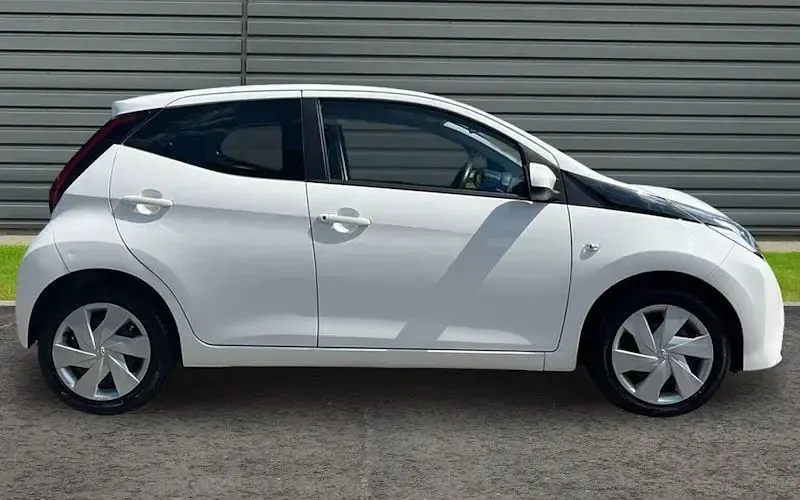 Used Toyota Aygo X-play 72 HP (52 kW) 2020 White Hatchback