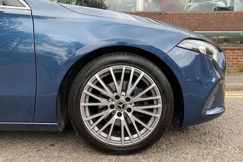 Begagnad Mercedes A200 Executive 163 HK (119 kW) 2023 Blå Halvkombi