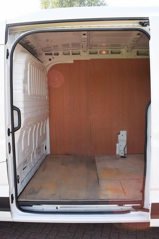 Image 3/4
