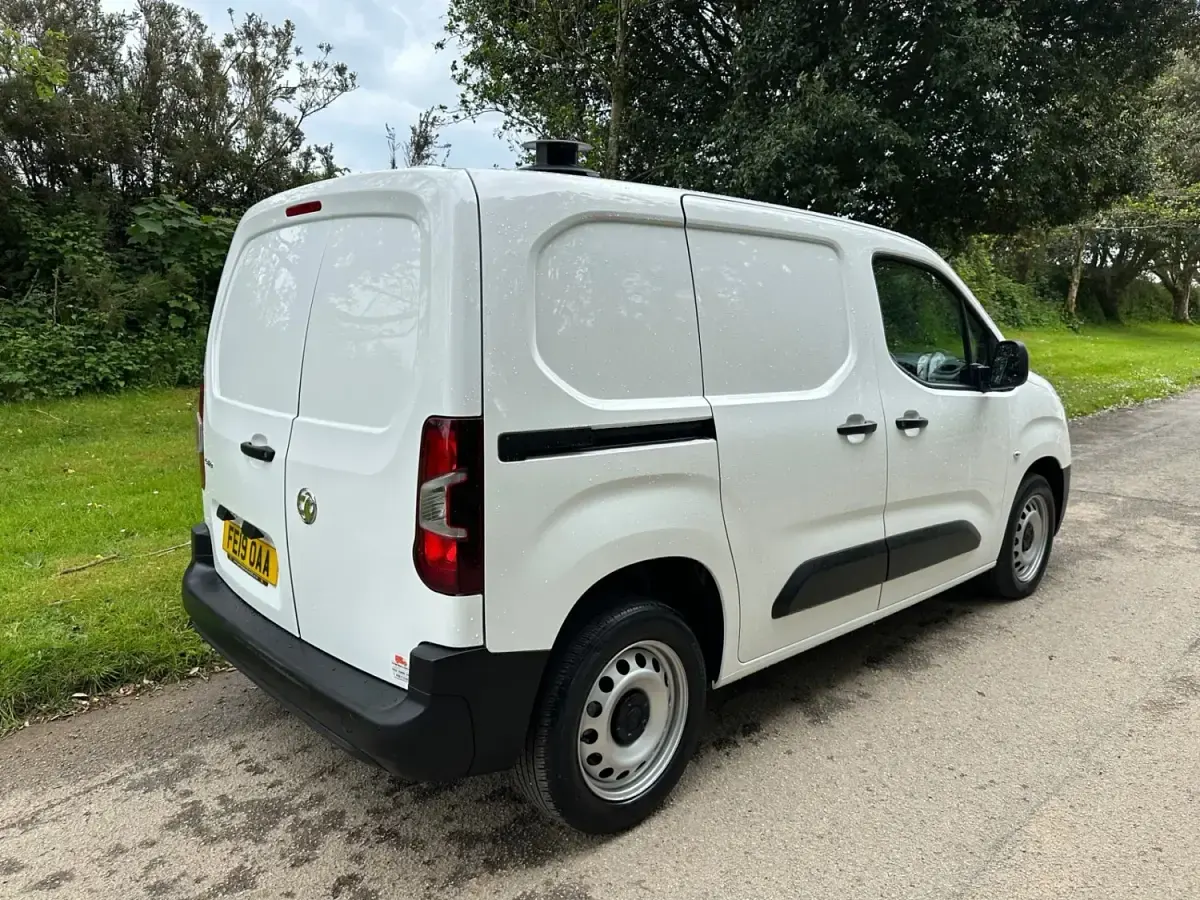 Usado Vauxhall Combo 100 HP (73 kW) 2019 Branco Monovolume