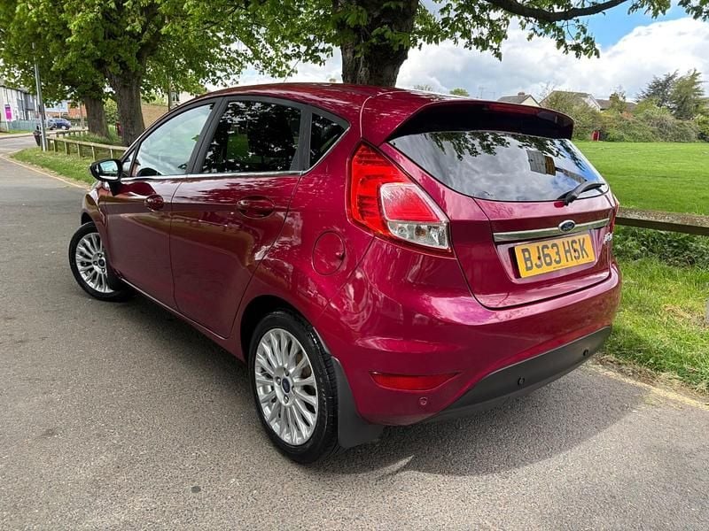 Begagnad Ford Fiesta Titanium 2013 Röd Halvkombi