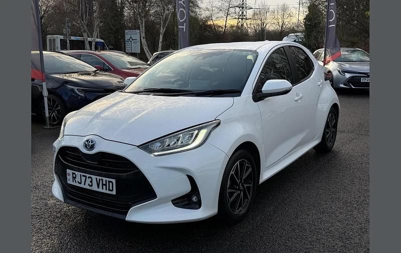 Used Toyota Yaris Hybrid Design 113 HP (83 kW) 2023 White Hatchback