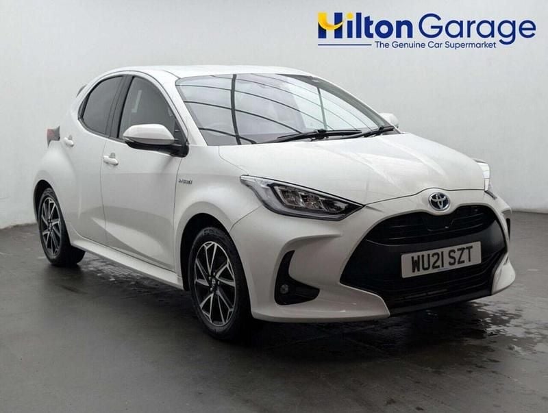 Used Toyota Yaris Hybrid Design 116 HP (85 kW) 2021 White Hatchback