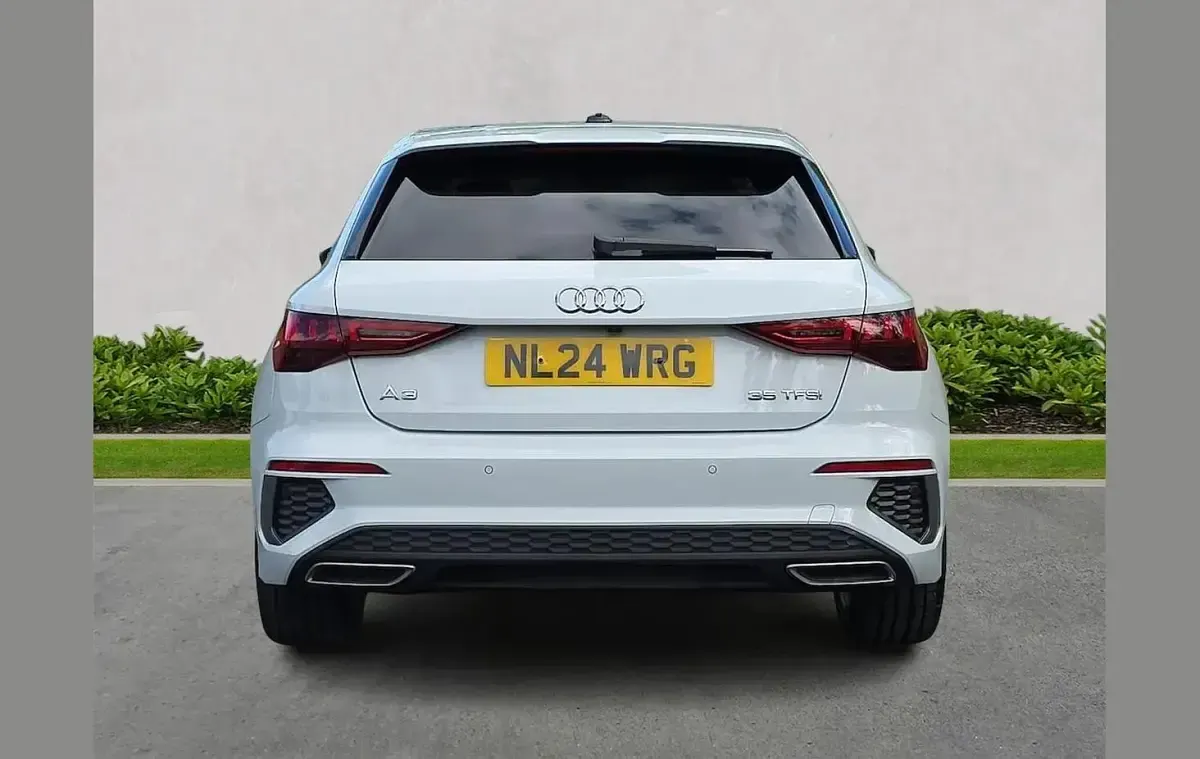 Begagnad Audi A3 S-Line 150 HK (110 kW) 2024 Vit Halvkombi