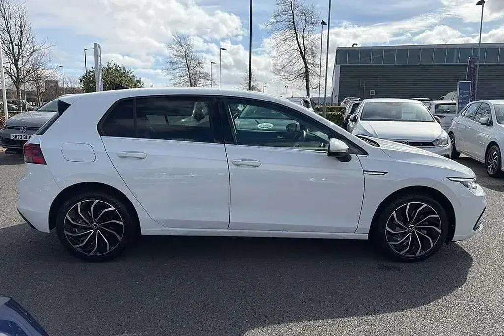 Second-hand VW Golf VIII Edition 130 CP (95 kW) 2023 Alb Hatchback