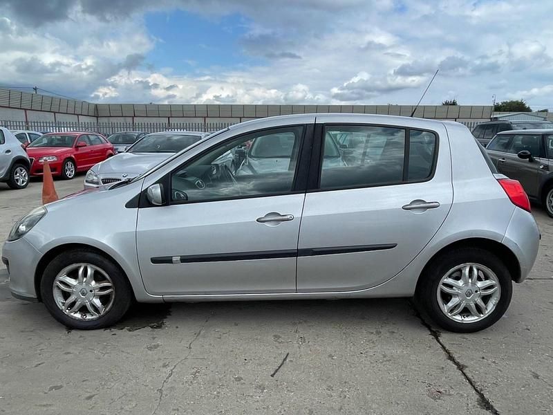 Used Renault Clio II Dynamique 111 HP (81 kW) 2007 Silver Hatchback