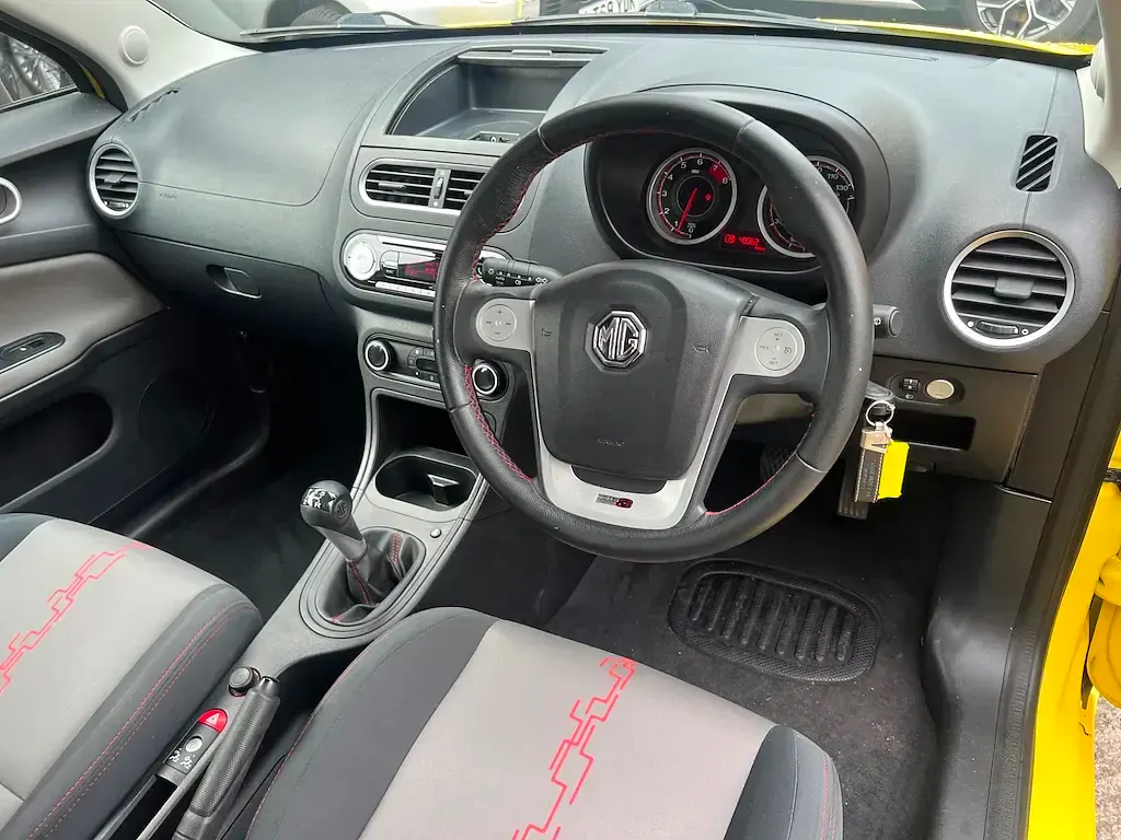 Used MG MG3 106 HP (77 kW) 2016 Yellow Hatchback
