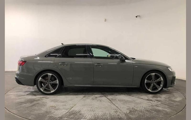 Begagnad Audi A4 Black Edition 163 HK (119 kW) 2021 Grå Sedan