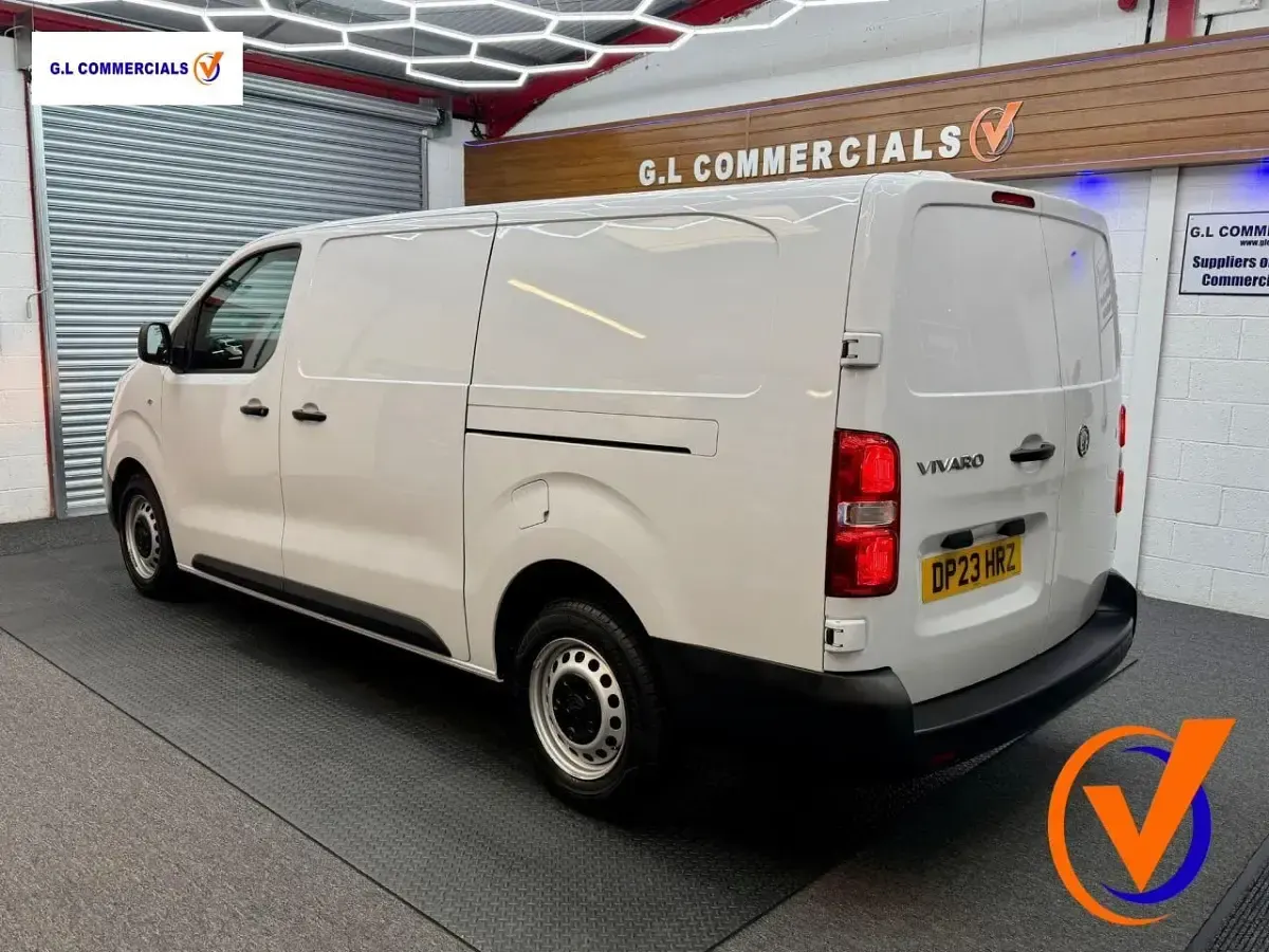 Second-hand Vauxhall Vivaro S 100 CP (73 kW) 2023 Alb Monovolum