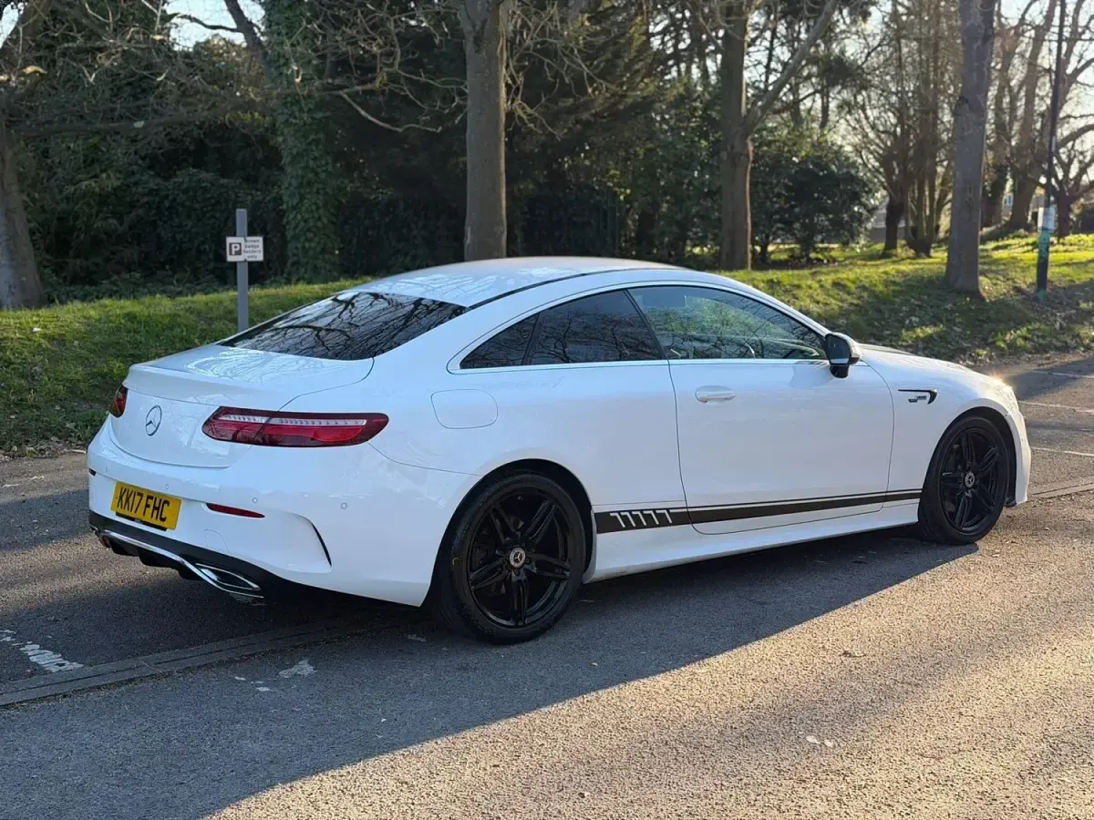 Gebraucht Mercedes E220 AMG line 2017 Weiß Coupé