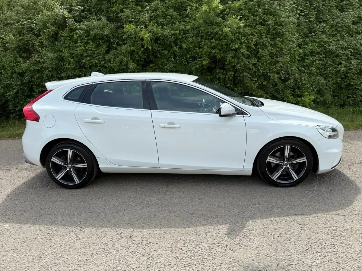 Used Volvo V40 R-Design 152 HP (111 kW) 2016 White Hatchback