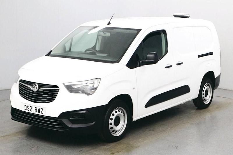 White Used 2021 Vauxhall Combo MPV | £8,490 (Super price) - Image 1/4