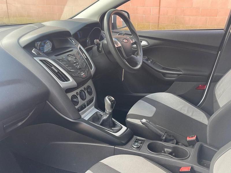 Used Ford Focus Zetec 2013 White Hatchback