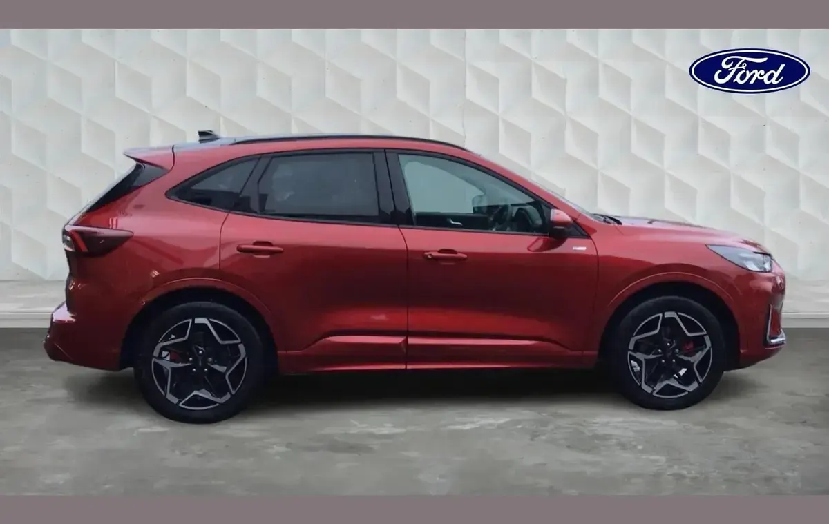 Usado Ford Kuga ST-Line X 183 HP (134 kW) 2025 Vermelho SUV