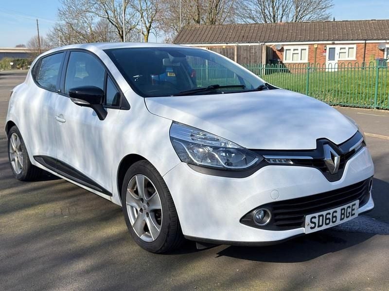 Used Renault Clio IV Dynamique 90 HP (66 kW) 2016 White Hatchback
