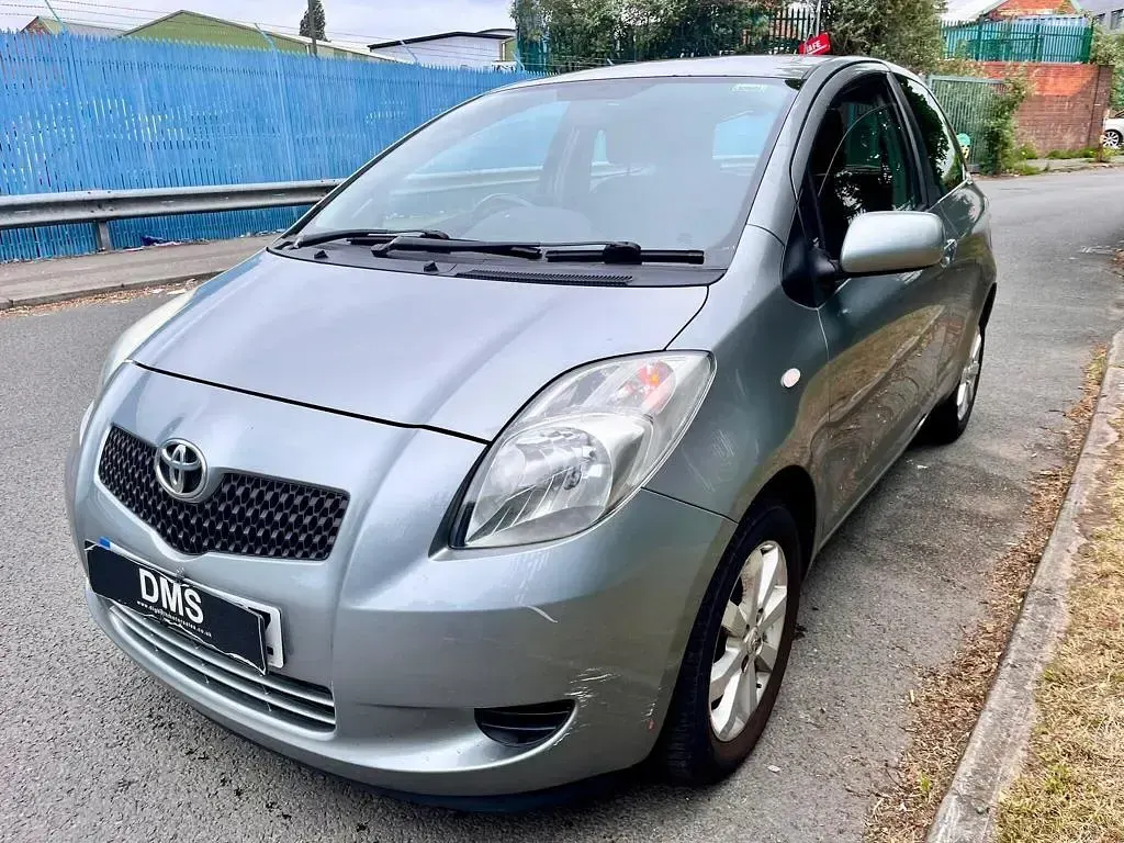 Used Toyota Yaris 85 HP (62 kW) 2007 Silver Hatchback