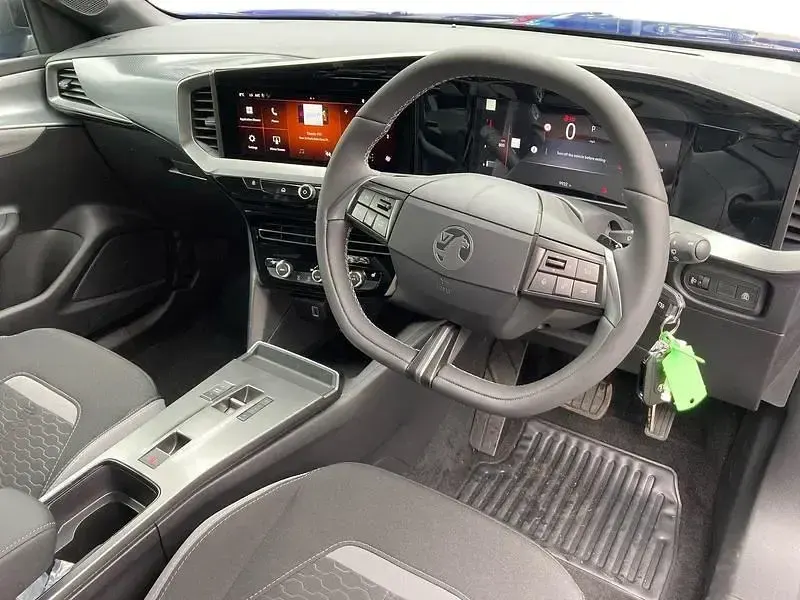Second-hand Vauxhall Mokka 130 CP (95 kW) 2025 Albastru SUV