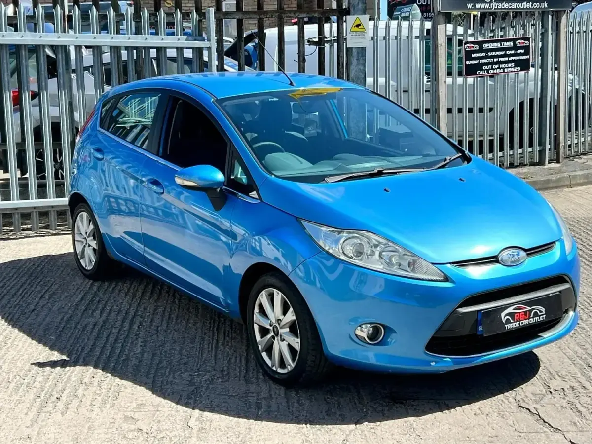 Second-hand Ford Fiesta Zetec 2010 Albastru Hatchback