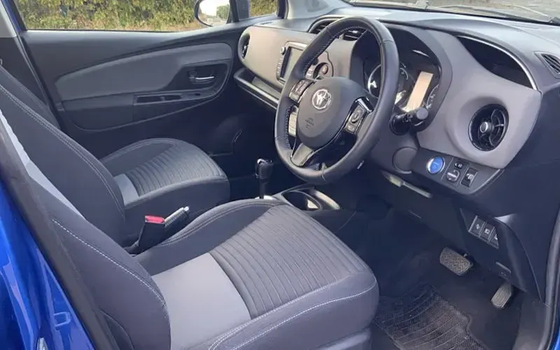 Used Toyota Yaris 101 HP (74 kW) 2017 Blue Hatchback