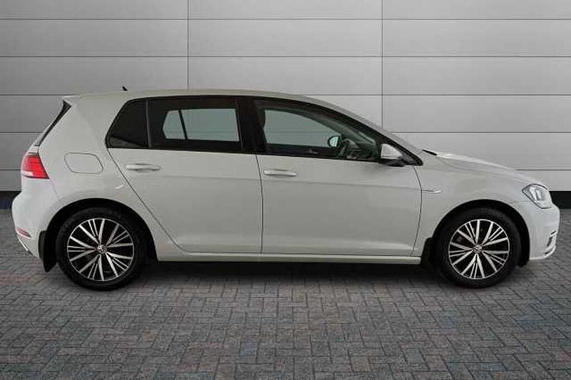 Used VW Golf VII SE 130 HP (95 kW) 2019 Pure white Hatchback