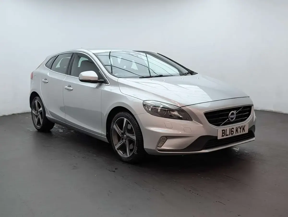 Käytetty Volvo V40 R-Design 120 HP (88 kW) 2016 Hopea Viistoperä