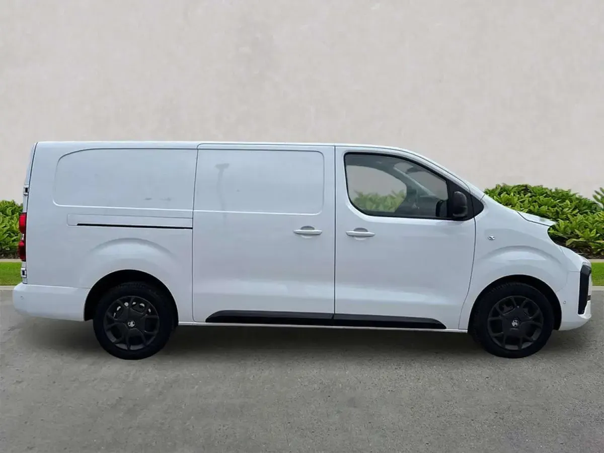 Used Vauxhall Vivaro 145 HP (106 kW) 2025 White MPV