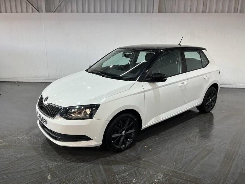 Used Skoda Fabia Colour Edition 90 HP (66 kW) 2016 White Hatchback
