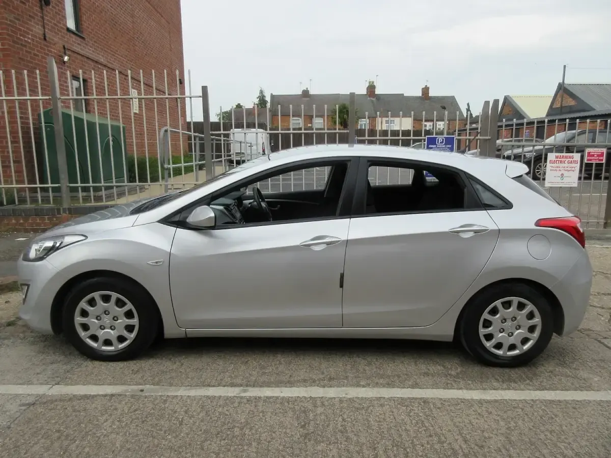Used Hyundai i30 Classic 100 HP (73 kW) 2013 Silver Hatchback