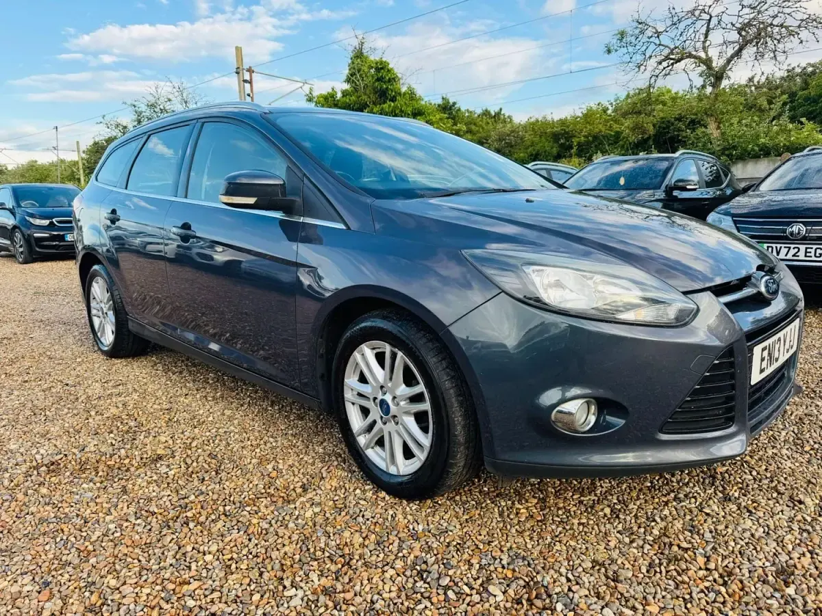 Begagnad Ford Focus Titanium 125 HK (91 kW) 2013 Grå Kombi