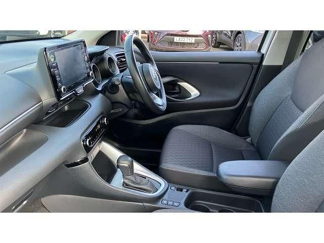 Used Toyota Yaris Hybrid Design 116 HP (85 kW) 2023 White Hatchback