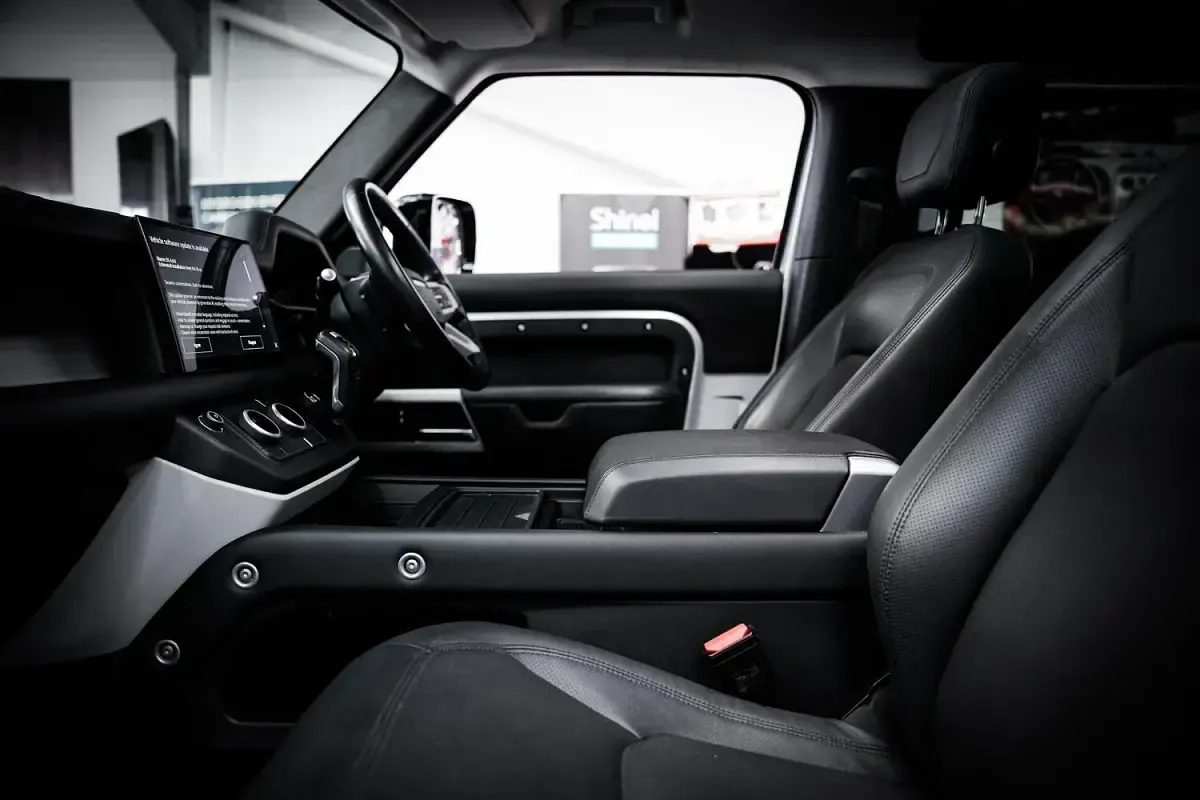 Begagnad Land Rover Defender HSE 2022 Silver SUV