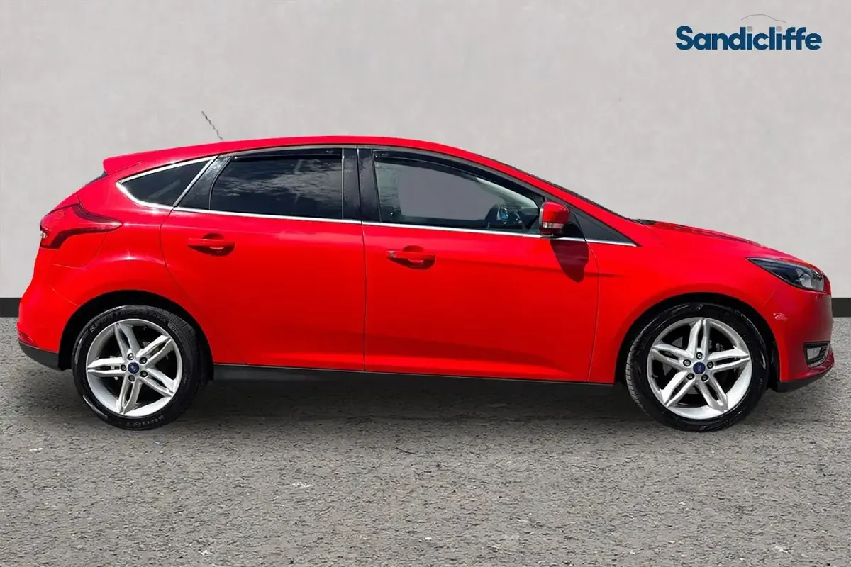 Used Ford Focus Titanium 125 HP (91 kW) 2017 Red Hatchback