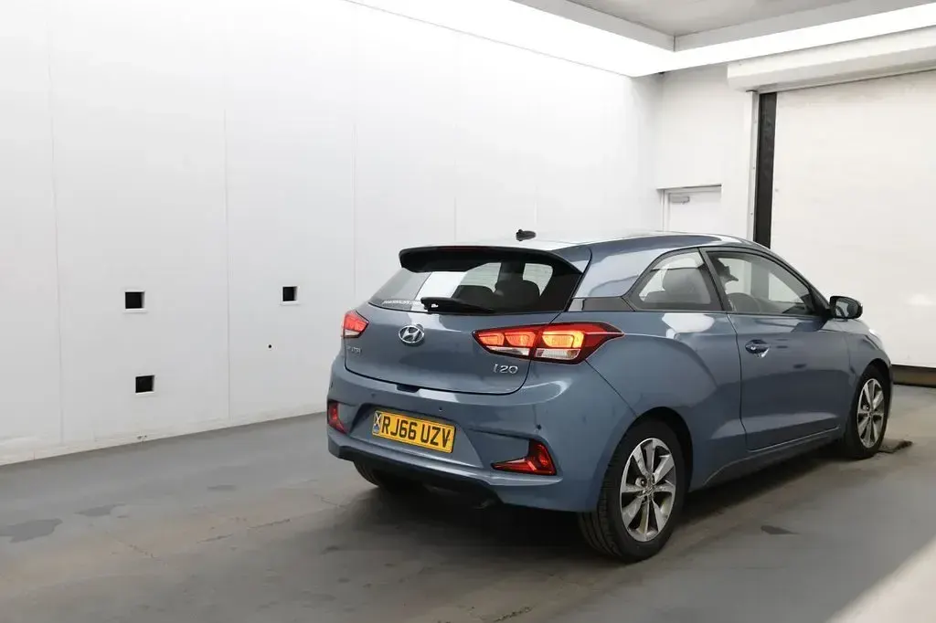 Käytetty Hyundai i20 SE 84 HP (61 kW) 2016 Sininen Coupe - kaksiovinen