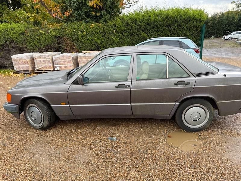 Malachite Used 1992 Mercedes 190 Sedan | £3,000 - Image 1/4