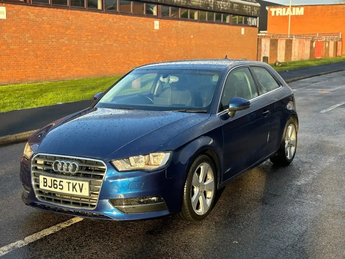 Usado Audi A3 Sport 110 HP (80 kW) 2015 Azul Citadino
