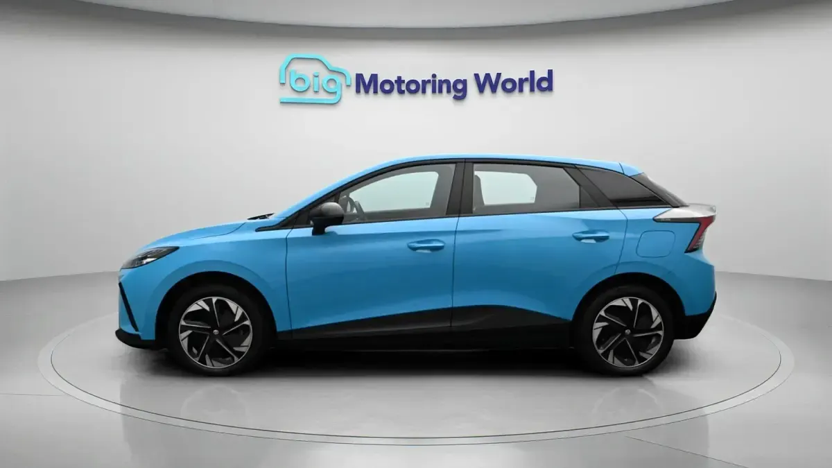 Begagnad MG MG4 EV SE 319 kW (435 HK) 2024 Blå Halvkombi