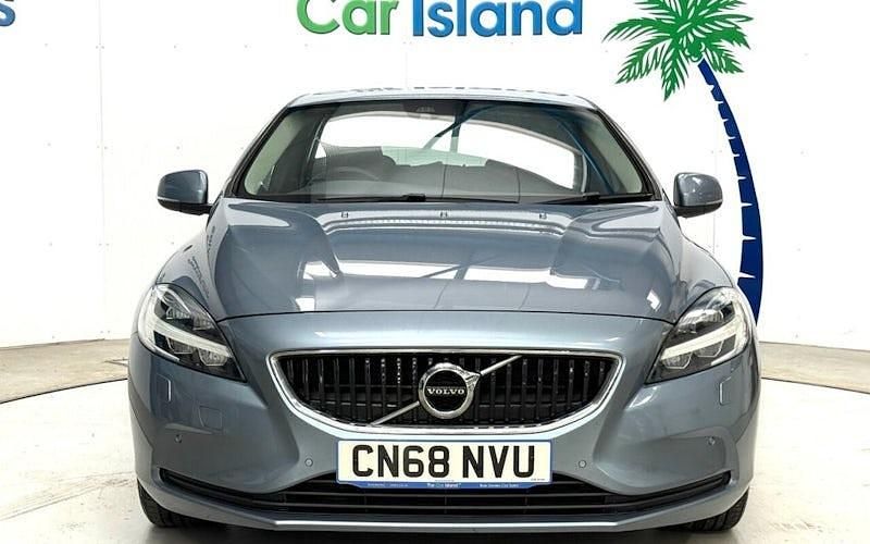 Used Volvo V40 Momentum 120 HP (88 kW) 2018 Blue Hatchback