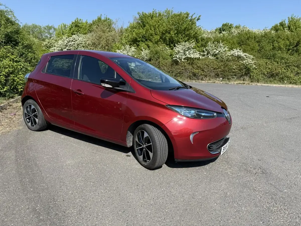 Used Renault Zoe Dynamique 78 kW (107 HP) 2019 Red Hatchback
