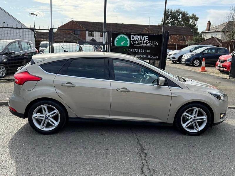 Used Ford Focus Zetec 120 HP (88 kW) 2016 Silver Hatchback