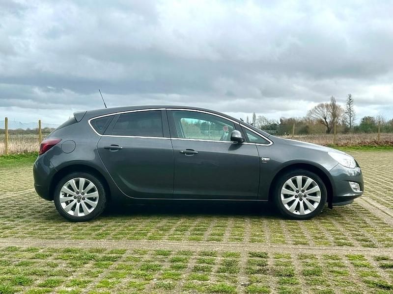 Used Vauxhall Astra 138 HP (101 kW) 2010 Grey Hatchback