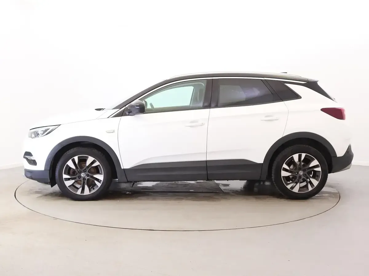 Used Vauxhall Grandland X SRi 130 HP (95 kW) 2020 White SUV