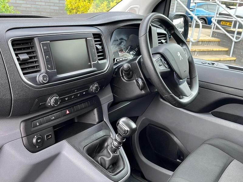 Gebraucht Peugeot Expert Premium 102 PS (75 kW) 2022 Weiß Van