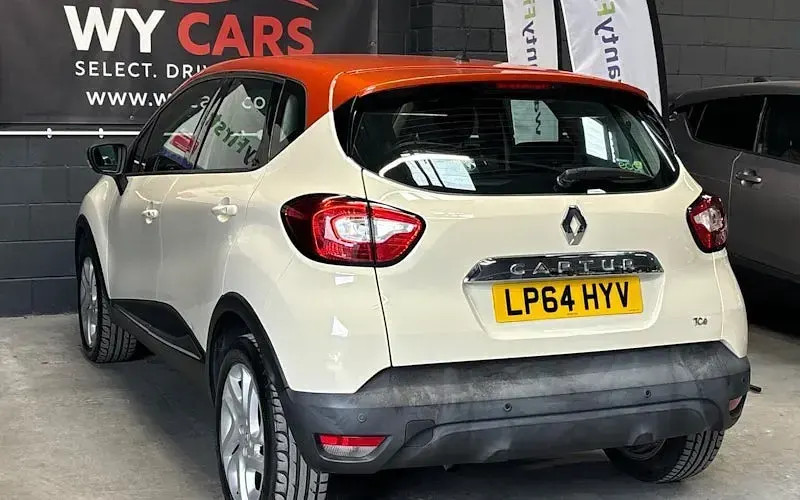 Used Renault Captur Dynamique 90 HP (66 kW) 2015 Cream/orange SUV