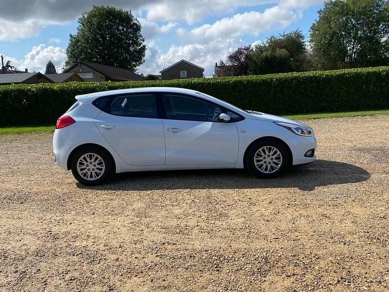 Used Kia Ceed 126 HP (92 kW) 2012 White Hatchback