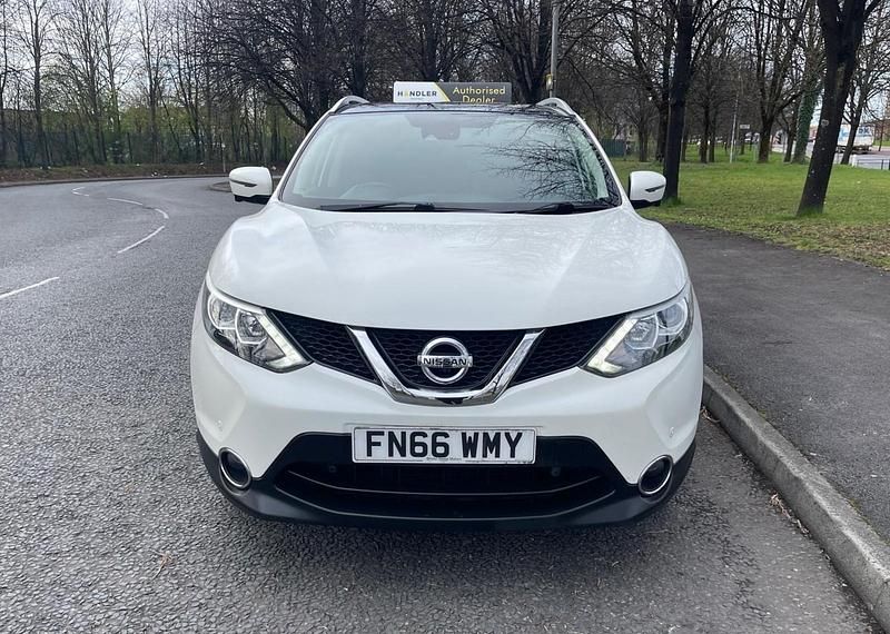 Used Nissan Qashqai N-Connecta 110 HP (80 kW) 2016 White SUV