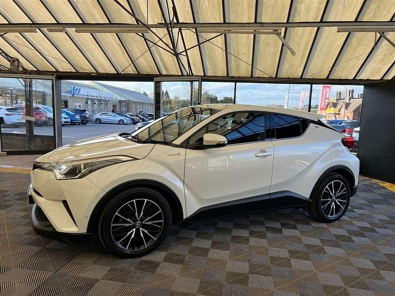 Used Toyota C-HR 122 HP (89 kW) 2017 White SUV