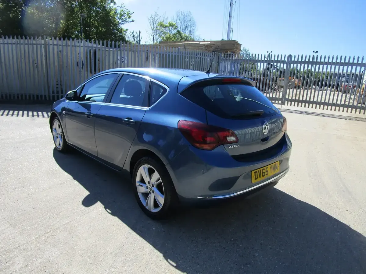 Used Vauxhall Astra SRi 100 HP (73 kW) 2015 Blue Hatchback