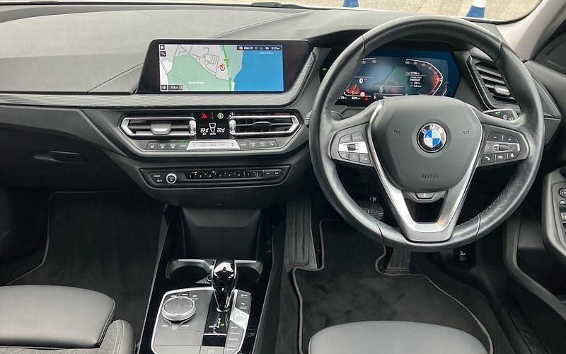 Used BMW 118 Sport Line 136 HP (100 kW) 2023 White Hatchback