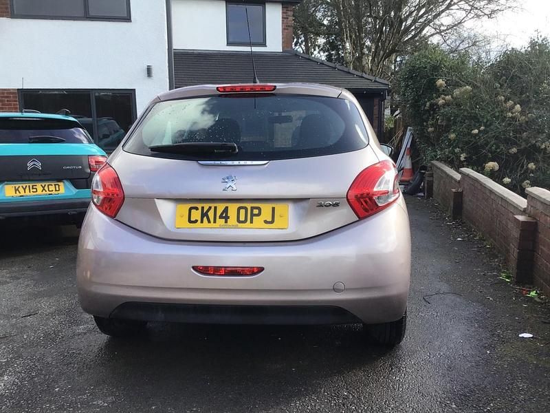 Used Peugeot 208 Active 68 HP (50 kW) 2014 Pink Hatchback