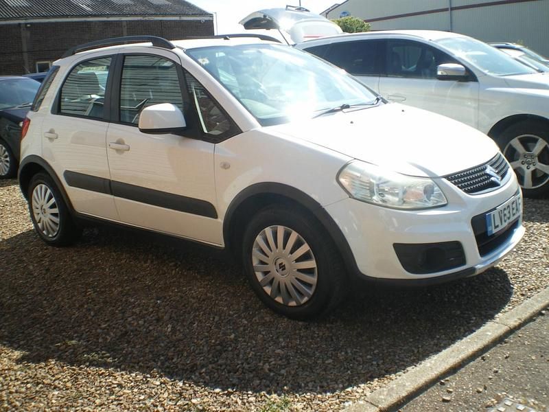 Used Suzuki SX4 SZ3 120 HP (88 kW) 2013 White Hatchback